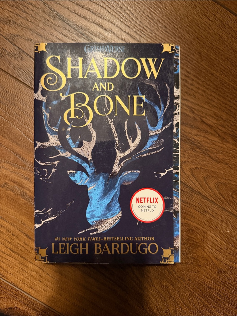 Shadow and Bone by Leigh Bardugo - Navy Blue & Gold Cover